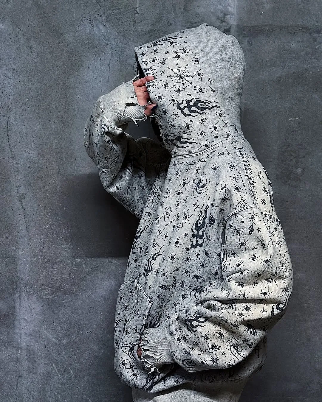 SAINT Mxxxxxx x DR. WOO HOODIE ' Dr.Woo ' /GRY Flame Swirl Spider Web Hoodie Distressed Gray S-XL Custom-woven and dyed nostalgic gray fabric. After printing, the garment is sprayed with potion to cause the fabric to oxidize and fade. A large number of artificial fabric destruction processes are added to make the whole piece of clothing look aged and unique like a work of art. This hoodie is co-branded with a famous tattoo design artist and customized with a full set of Dr.Woo accessories. Bringing you authentic items!